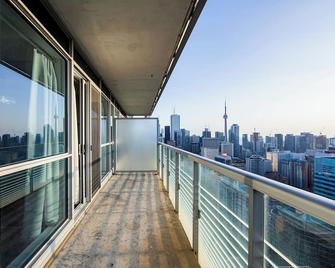 ألتيتود سويتس أون يونج - تورونتو - شرفة