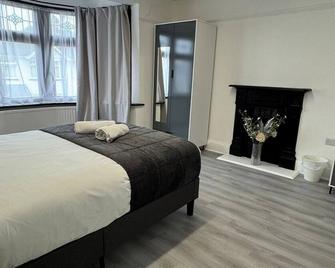4 Bedroom House - Romford - Dagenham - Habitación
