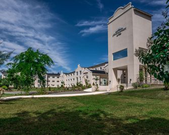 Howard Johnson by Wyndham La Plata - La Plata - Building