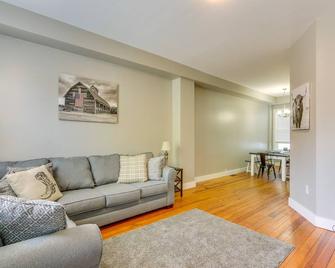 Cozy Maryland Abode - Gas Grill, Near Devils Den! - Emmitsburg - Living room