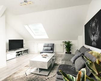 2,5-Zimmer inkl Arbeitsplatz, WLAN & free Netflix, Amazon-Free Parken vollausgestattete Wohnung, 24h Check In - Hamm - Wohnzimmer