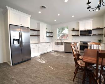 Present Street Place - 20min to Rodeo, NRG, Med Center - Stafford - Kitchen