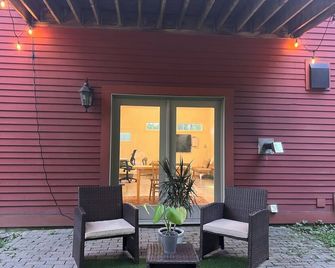 Modern, Stylish apartment on Stunning Horse Farm in Shaftsbury Vermont. - Shaftsbury - Patio