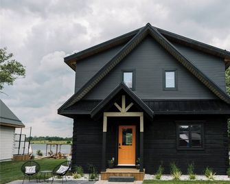 Riverside Cabin 3 A modern relaxed getaway - Campbellford - Building