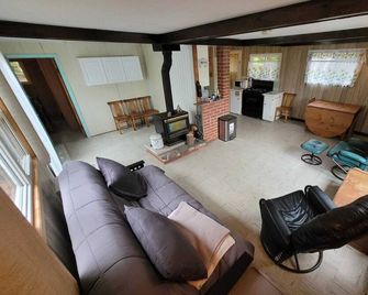 Cozy Cabin w/ 2000ft waterfront, 100+ acres to explore - Nipissing - Living room