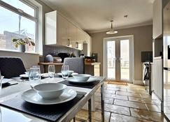 Habershon by Switchback Stays - Cardiff - Dining room
