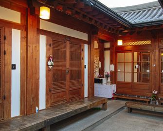 Jeonju Hanok village Deoksugung - Чонджу - Вигляд зовні