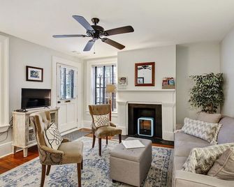 Historic District Garden Apartment With King Bed and Patio - Savannah - Living room