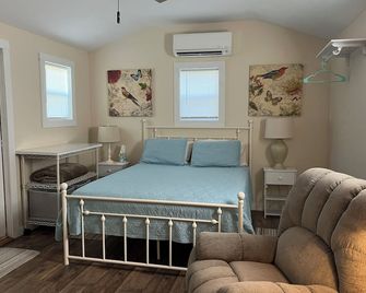 Cozy 1-bedroom private cabin in serene Raeford on historic working farm - Raeford