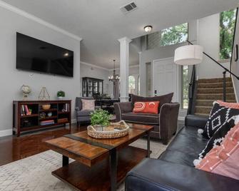 Executive Family Home With Pool In Keller, Dfw By Homestaypros - Keller - Living room