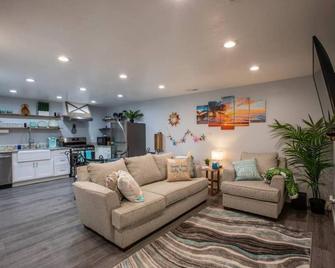 Kahanamoku's Surf Retreat - Pleasant Grove - Living room