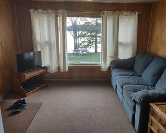 Twin Bay Resort Lakeside Cabin 1 - Tomahawk - Obývací pokoj