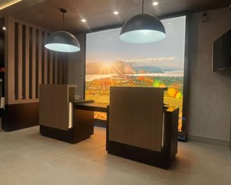 La Quinta Inn & Suites by Wyndham Kelowna BC - Kelowna - Lobby