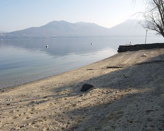 house with private terrace and beautiful lake view - Oggebbio - Пляж