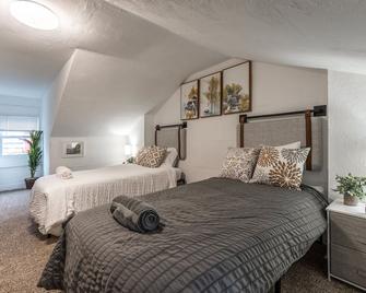 Carey Chateau - Bright and Cozy 3BR Home - Pittsburgh - Bedroom