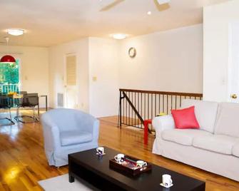 Golf view family friendly 3 bed room Bridgewater apt close to Bridgewater Mall - Bridgewater - Living room