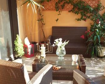 Flowers Apartment - Bari - Innenhof