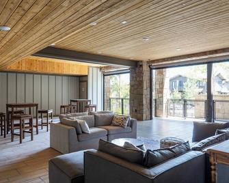 Room for 4, Modern Mountain Chic Interiors, Large Hot Tub, 5 Min Walk to Lift - Park City - Living room