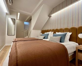 Santos · Designer Retreat: 1 Bedroom apt - Lisbon - Bedroom