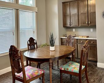 Bright & Beautiful Rose Bowl Retreat - Pasadena - Dining room