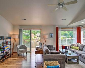 The Peacock House - Waterfront Home with Hot Tub! - Olympia - Living room