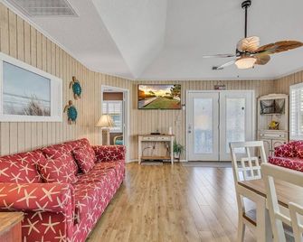 Private Seaside Cottage. Pool Access, Balcony, Outdoor Bar, Short Walk To Beach! - Myrtle Beach - Living room