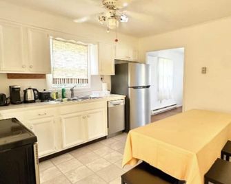 Beautiful 5-Bedroom House with 2 Bath in the Heart of Danville - Danville - Kitchen