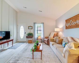 Roanoke Mountain Home 4 Mi to Blue Ridge Parkway! - Roanoke - Living room