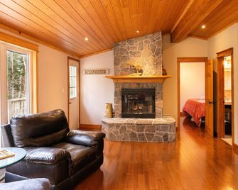 Private Muskoka Lakefront All-Season Cottage w/ Kayaks & Firepit - Huntsville - Living room