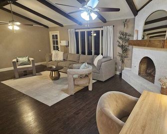 3Bed/2 Ba - Huge Fenced yard - Fast Freeway Access - Lubbock - Living room