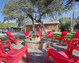 Resort Style Swimming Pool, Fire Pit, Grill, and Bocce Ball! - Wimberley - Patio