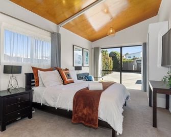 Sunnyside Spa Retreat - Mangawhai Holiday Home - Mangawhai - Bedroom