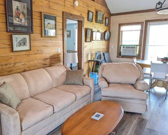 Private Waterfront Cottage In Prince Edward County - Trenton - Wohnzimmer