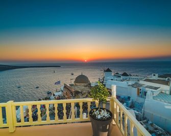 Poseidon Mansion Sunset - Oia - Balcón