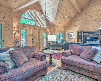 Luxury Cabin with Deck Less Than 5 Miles to Sapphire Valley! - Sapphire - Sala de estar