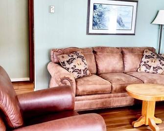 Adams Lake Waterfront Cabin - Scotch Creek - Sala de estar