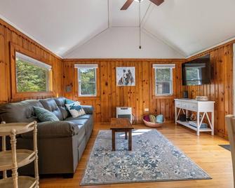 Great Location! 2.5 mi to Whiteface/55\' TV/Washer & Dryer - Wilmington - Phòng khách