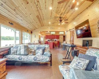 Rock River Hideaway on Private 5-Acre Island! - Oregon - Sala de estar