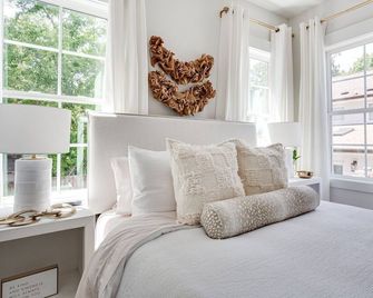 Village View- walkable to NC State & Cameron Village -Pet Friendly - راليغ - غرفة نوم