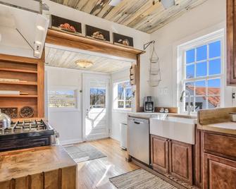 Farm House in the Canyon Lands of Colorado, 2 BR, WiFi, Cable TV, Pets with Fee - Florence
