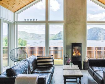 Cozy home in Farsund with sauna - Farsund - Stue