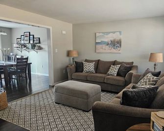 Pet Friendly 3-Bedroom 2-Bath Fenced Yard Minutes to Oib Doggie Door Ilm 45 Mins - Shallotte - Living room