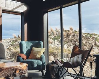 Secluded Rustic Cabin near Twizel - Twizel - Living room
