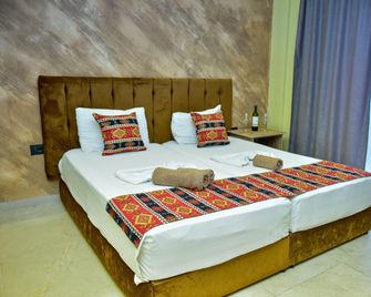 Te Bujtina Hotel- Cozy Stay With Traditional Breakfast Near Beach - Golem