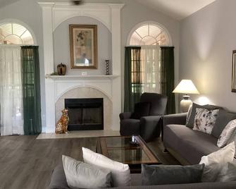 Home on secluded 5 acres with private dock on TN river 100 yards from house. - Lenoir City - Living room