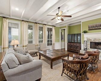 Twin Oaks Estate - Ultimate Retreat for Large Groups w/Heated Pool & Pickleball - San Marcos - Sala de estar