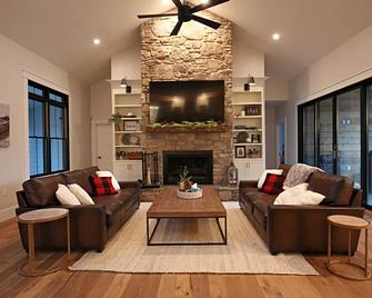 Modern Farmhouse Lake Vandalia - Vandalia - Living room
