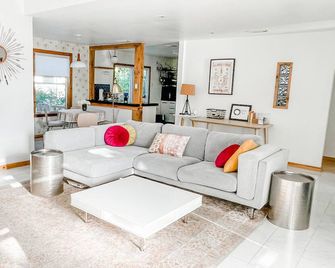2 BD/2 BA w home office AND separate work studio. Pet friendly! - Austin - Sala de estar