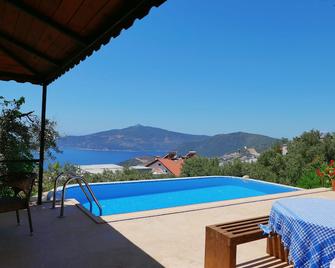 Villa Kybele, astounding vacation home with amazing view to Kalkan Bay - Kalkan - Alberca