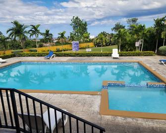 La Condea is a 3 bedroom 3 bathroom fully air conditioned villa. - Duncans - Piscina